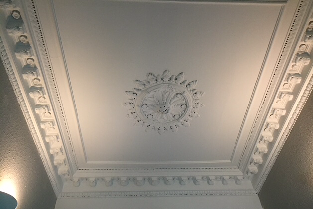 Ceiling cornice spraying